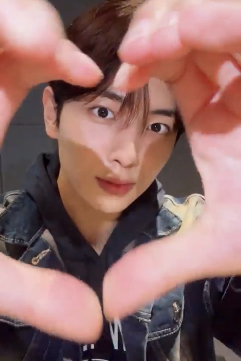 여러분 오늘은 빼빼로 데이가 아닙니다 빼빼로 데이는 그저 기업들이 만들어낸 상술일 뿐입니다 오늘은 사실 류준민을 백배로 사랑하는 백배로 데이입니다