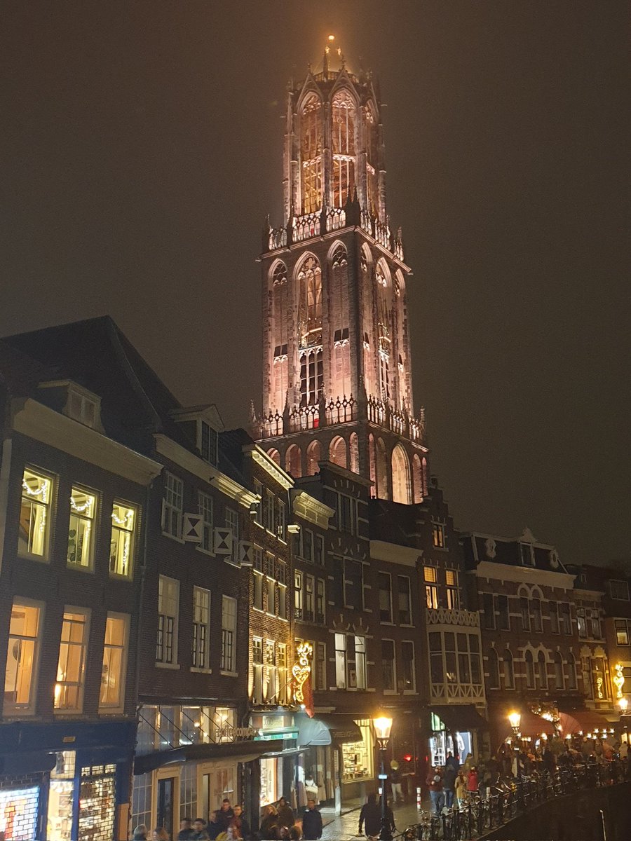 framacile's tweet photo. Tijdens feest van Sint Maarten met de verlichte optocht, tevens de viering van het einde van restauratie van de Domtoren. Hierbij werd nieuwe verlichting van de Domtoren ontstoken door Koniging Maxima. Ook een lichtshow op de gevel van het Stadhuis. Was gezellig druk in de stad https://t.co/BPemdObL1h