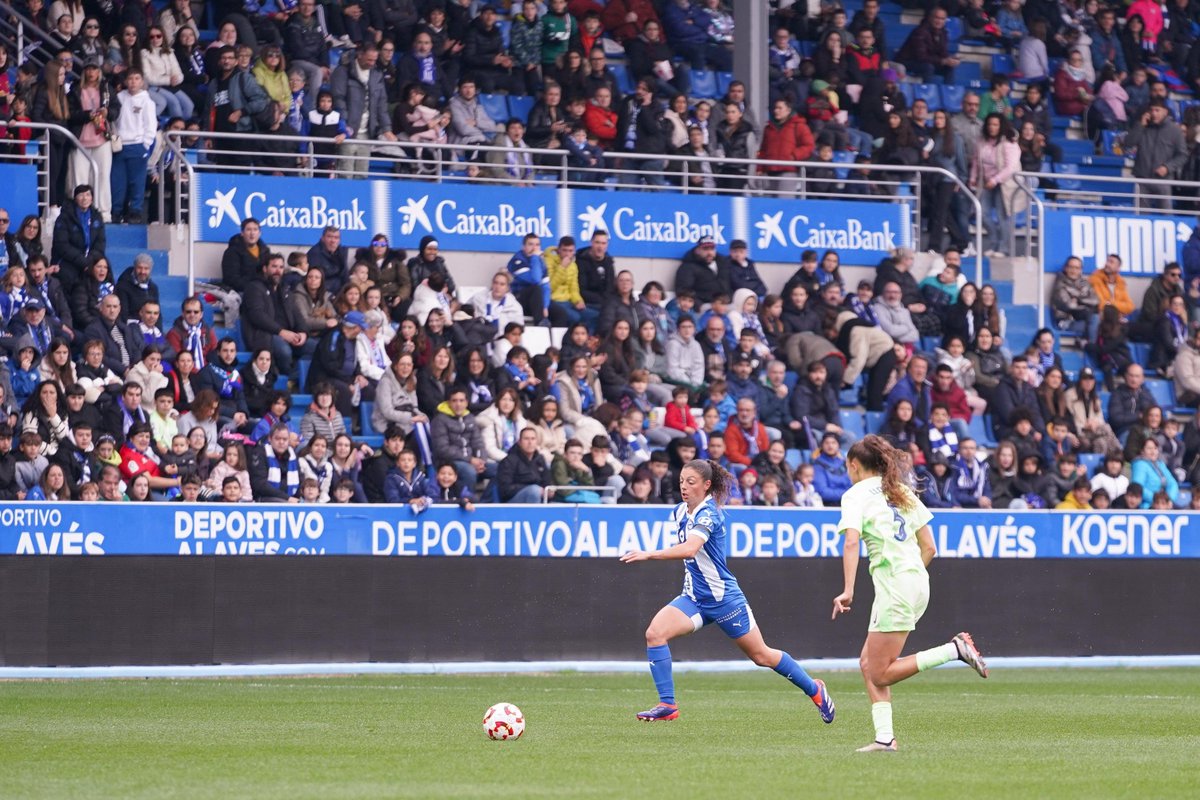 🏟️ 5.085 espectadores han poblado las gradas de Mendizorroza para el <a href="/AlavesFem/">Deportivo Alavés Gloriosas</a> ➖ <a href="/FCBfemeni/">FC Barcelona Femení</a> "B" de 1ªRFEF

💥 El conjunto vitoriano mantiene el liderato tras vencer por 3-0 con goles de <a href="/AltamiraInes/">Inés Altamira</a>, <a href="/Manoly_Baqueriz/">Manoly</a> y <a href="/_Sariiita19/">Sara Carrillo Moreno</a>