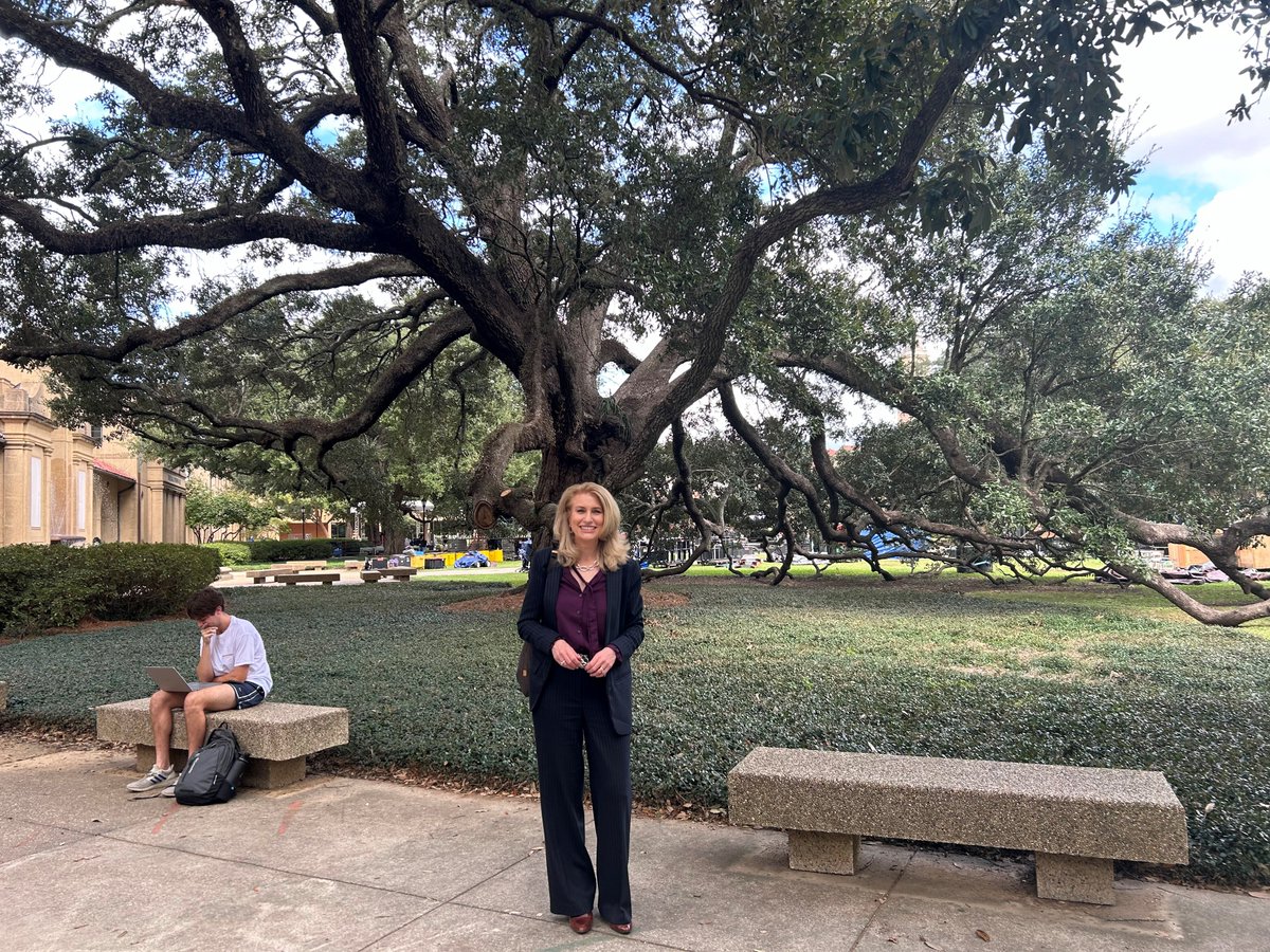 KellyLambertUR's tweet image. My first campus visit as a @PhiBetaKappa Visiting Scholar last week was @LSU. So impressed with the dedicated faculty, curious students, and beautiful campus. I even got to visit Mike the Tiger...Geaux Tigers!