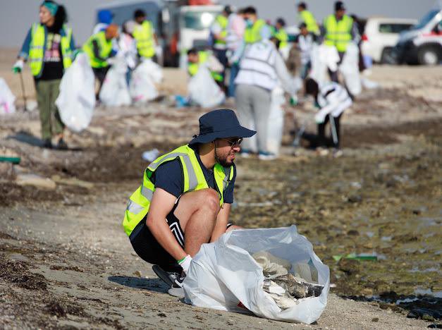 KNews2030_KSA's tweet photo. جمعية أصدقاء البيئة وأمانة الأحساء تواصلان حملة نظافة شاملة على شاطئ العقير العريق بمشاركة 150 متطوعاً

#خبر_الرياض #السعودية 

خبر الرياض - دلال القحطاني 

في إطار جهودها المستمرة للحفاظ على البيئة وجمال الشواطئ، نظمت جمعية أصدقاء البيئة بالتعاون مع أمانة الأحساء ممثلة ببلدية العقير، وحرس الحدود، وجمعية إماطة، وفريق المبادرة الفلبينية للسعودية الخضراء، بالإضافة إلى متطوعين من شركة كومباس وشركة أنساب، حملة نظافة شاملة على شاطئ العقير، يوم الجمعة 8 نوفمبر 2024، انطلقت في تمام الساعة السابعة صباحاً في جهود مشتركة لاستعادة بريق الشاطئ.

يُعد شاطئ العقير وميناؤه التاريخي من المواقع المهمة في المملكة، حيث يمثلان قيمة ثقافية وتاريخية تعود إلى قرون مضت، إذ كان الميناء مركزاً رئيسياً لتجارة اللؤلؤ وشرياناً تجارياً يربط المنطقة الشرقية بالأسواق العالمية. ومع التوجهات الحالية لتعزيز السياحة في المملكة، ازدادت أهمية شاطئ العقير كوجهة سياحية مستقبلية، لما يمتاز به من مناظر طبيعية خلابة وتراث عريق يجذب الزوار والسياح.

تأتي أهمية الحفاظ على هذا الموقع بيئياً لضمان استدامته واستمرار جاذبيته كمعلم سياحي بارز. ومن هنا، تبرز قيمة مبادرات التوعية والتثقيف وحملات النظافة التي أطلقتها جمعية أصدقاء البيئة بالتعاون مع الجهات ذات العلاقة والمتطوعين، والتي تهدف إلى إزالة النفايات وحماية البيئة البحرية والساحلية، مما يعزز من جمالية الشاطئ ويحافظ على النظام البيئي والتنوع الحيوي للموقع.

وقد تميزت الحملة بمشاركة مجموعة غواصي الأحساء، الذين قاموا بتنظيف أعماق بحر العقير، مستكشفين بيئته البحرية الفريدة بالقرب من ميناء العقير التاريخي. وساهم الغواصون في استعادة بريق البحر وإزالة المخلفات العالقة، مما أضاف لمسة فريدة لهذه المبادرة البيئية.

تمكنت الحملة من تنظيف مساحة تُقدر بـ 50,000 متر مربع من الشاطئ، حيث جمع المتطوعون نحو 400 كيس من النفايات بوزن إجمالي بلغ 3,000 كيلوغرام. وقد شارك في الحملة 150 متطوعاً من جنسيات مختلفة، وأظهروا التزاماً كبيراً تجاه البيئة ورغبة حقيقية في إبراز جمال هذا الشاطئ التاريخي.

أعربت جمعية أصدقاء البيئة عن امتنانها لجميع المتطوعين والجهات التي ساهمت في نجاح هذه الحملة، وأكدت على أهمية الاستمرار في نشر الوعي البيئي وتعزيز مفهوم المسؤولية المجتمعية لضمان استدامة هذا الموقع التاريخي والحفاظ عليه كوجهة سياحية مميزة. تسعى الجمعية من خلال هذه الحملات إلى ترسيخ أهمية البيئة وحمايتها، لتعزيز جمال المملكة وتراثها البيئي للأجيال القادمة.
