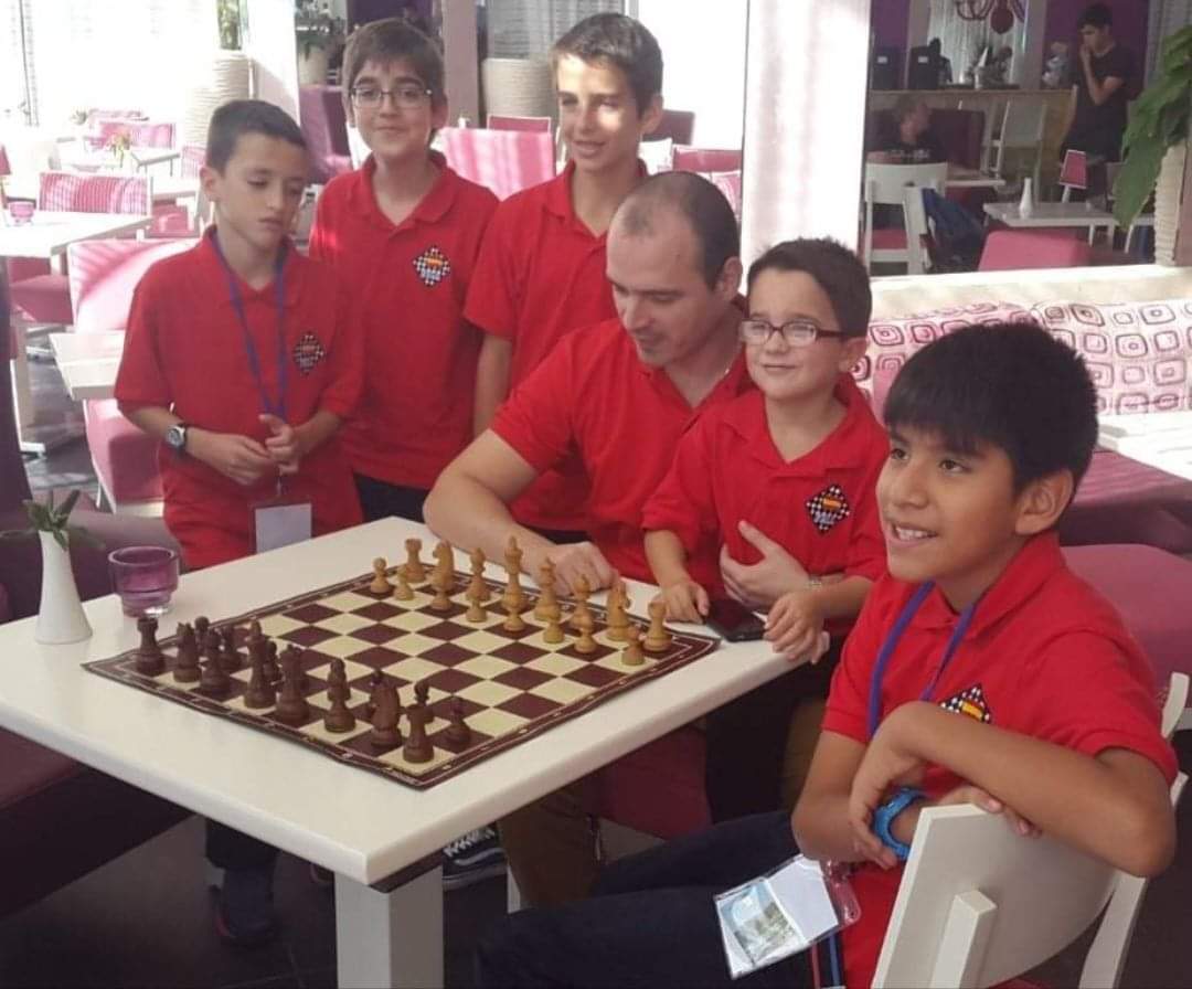 Foto!

Ciro (M. F.) Pedro (Campeón Mundial sub14, 2018) Lance (Jugador más joven de España en lograr el titulo de G.M.) en mis brazos un pequeñísimo Javier Hanbans (Actual campeón mundial sub16) y Gabriel (M.F.)

Felicidades Javier!
