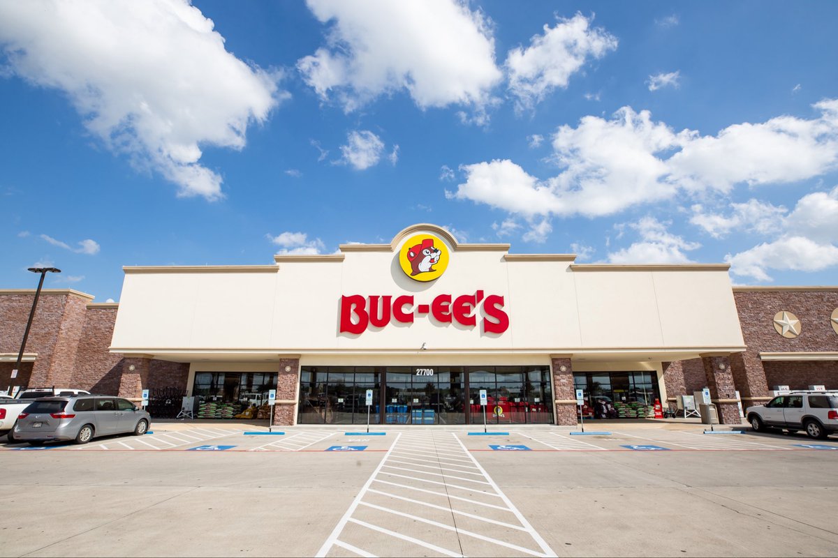 AlexForbesOps's tweet photo. We don’t have @bucees by us in Northeast Ohio and I came across one this past week in KY so I had to stop.

Here was my first impression of this next level pit stop experience.

A short story. 🧵👇 https://t.co/ImyGFk6nKU