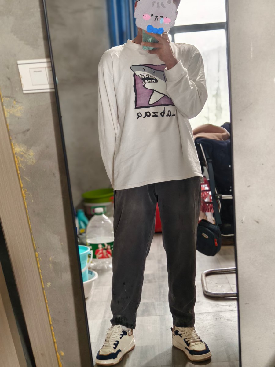 wangll0409's tweet photo. 拍出来感觉好矮🌚hh https://t.co/scpAe13Ct1