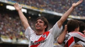 matiaascarp_'s tweet photo. con menos de 20 años tenia 71 goles y 3 campeonatos , volvió en las malas y a pesar del desprecio de dirigentes volvió para ser campeón de uno de los torneos mas importantes de nuestra historia,dejen de faltarle el respeto comparando lo qué cavenaghi es River. https://t.co/3WzClJvZTG