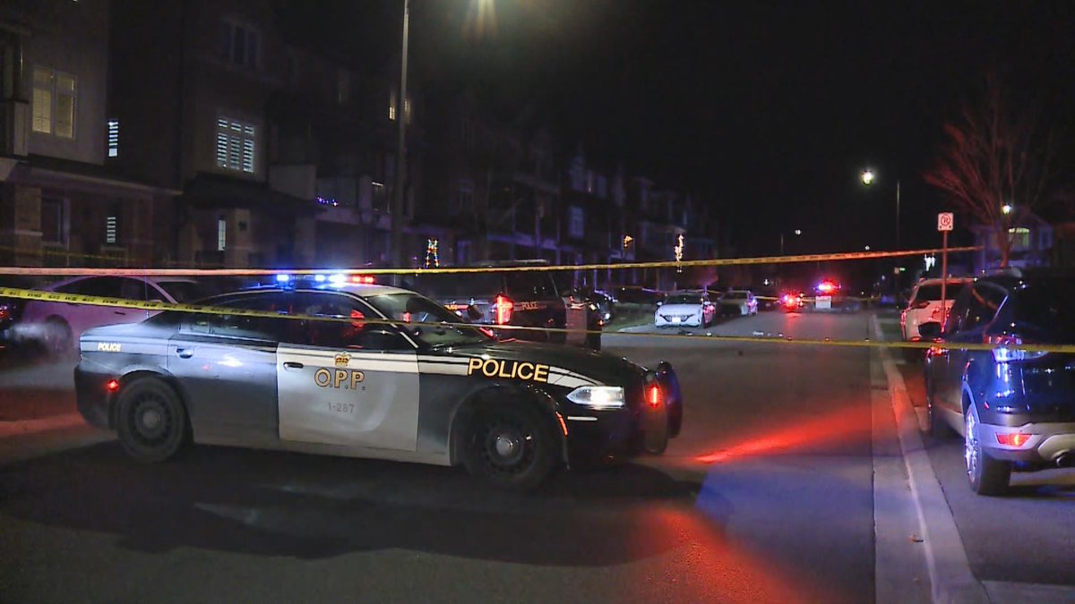 Media371's tweet image. .@OPP_CR investigating a fatal stabbing on Deer Ridge Trail in #Caledon on Saturday night. Male victim transported by @Peel_Paramedics with no vital signs and pronounced dead in hospital. Several people handcuffed on scene by police.