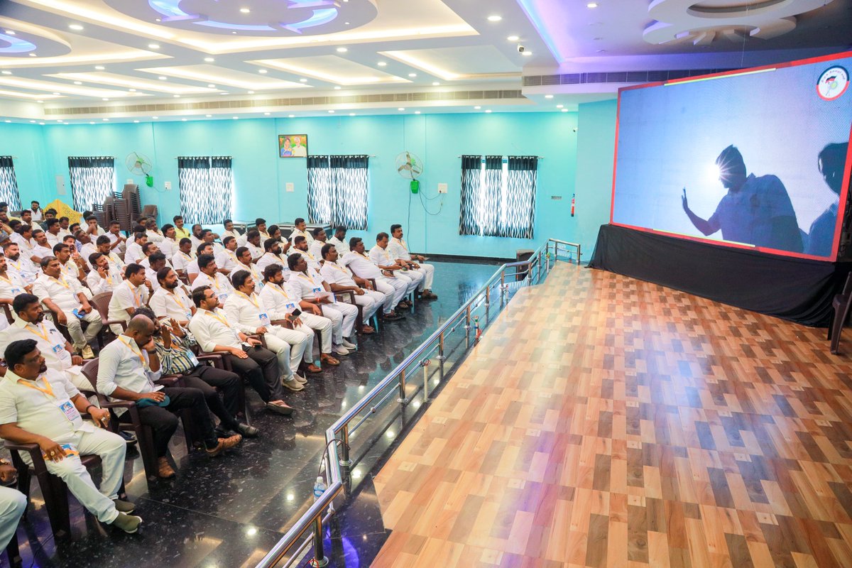 dmk_youthwing's tweet photo. களத்திற்கு நிகராக சமூக வலைத்தளத்திலும், நம் இளைஞர் அணியினர் கழகப் பணியாற்றும் விதமாக, மண்டல வாரியாக சமூக வலைத்தளப் பயிற்சியை ஜூலை 20-ஆம் தேதி தொடங்கி வைத்தார் மாண்புமிகு துணை முதலமைச்சரும்  கழக இளைஞர் அணிச் செயலாளருமான @Udhaystalin அவர்கள்.

இதுவரை ஆறு  மண்டலங்களைச் சேர்ந்த மாவட்ட-மாநகர-மாநில நிர்வாகிகளுக்கான சமூக வலைத்தளப் பயிற்சி நடந்து முடிந்துள்ள நிலையில்,  மண்டலம் 9-ஐ சேர்ந்த நிர்வாகிகளுக்கான சமூக வலைத்தளப் பயிற்சி இளைஞர் அணி மாநில துணைச் செயலாளர்  @YGFHDqykgm4VBP9  முன்னிலையில், மதுரையில்  இன்று நடைபெற்றது.

இந்நிகழ்வில் சமூக வலைத்தளத்தின் முக்கியத்துவம் குறித்து  @SuriyaKML அவர்களும், சமூக வலைத்தளத்தை ஆக்கப்பூர்வமாக எவ்வாறு பயன்படுத்துவது என்பது குறித்து,
@Illamaran21 அவர்களும் பயிற்சி அளித்தனர்.

சமகால அரசியலில் சமூக வலைத்தளத்தின் தாக்கமும், அதை  நம் இளைஞர் அணியைச் சேர்ந்த நிர்வாகிகள் ஆர்வத்துடன் பயன்படுத்த வேண்டியதன் அவசியமும் இந்நிகழ்வில் எடுத்துரைக்கப்பட்டன.

#DMKYW_SMTraining