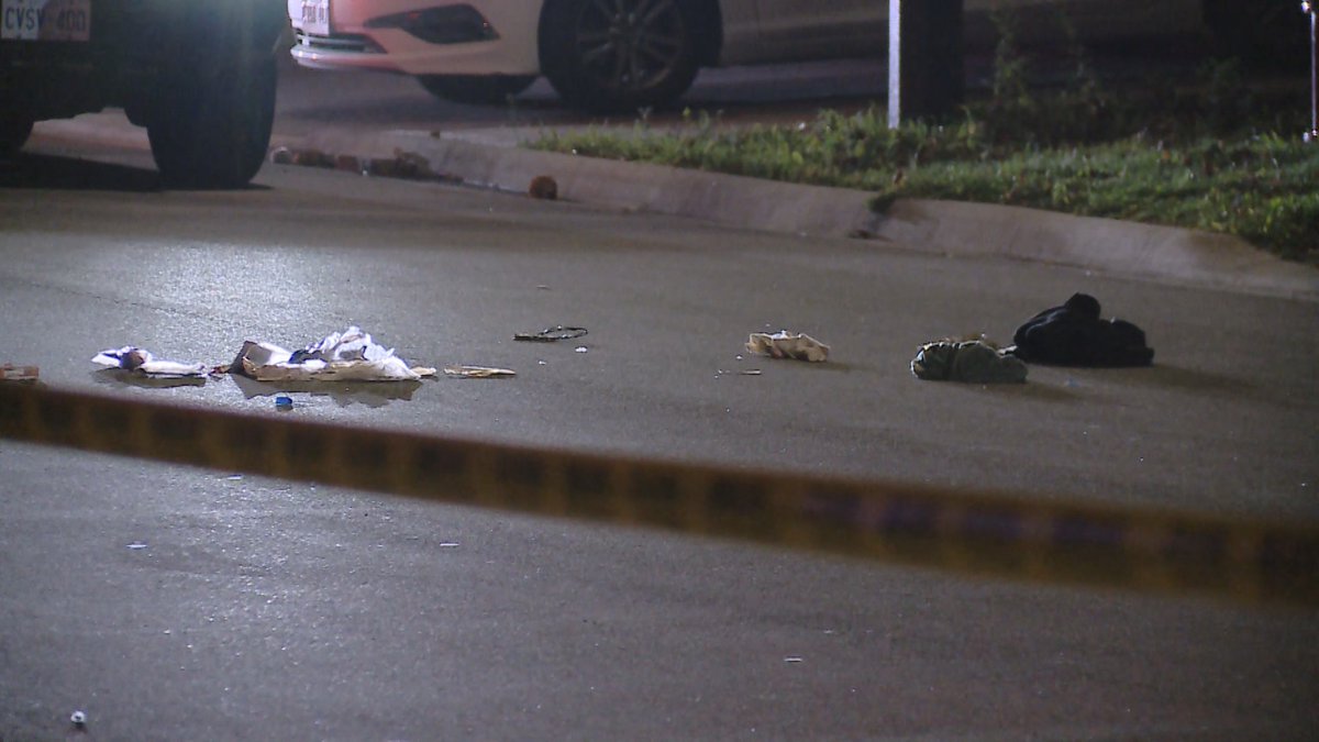 Media371's tweet image. .@OPP_CR investigating a fatal stabbing on Deer Ridge Trail in #Caledon on Saturday night. Male victim transported by @Peel_Paramedics with no vital signs and pronounced dead in hospital. Several people handcuffed on scene by police.