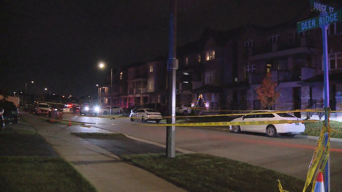 Media371's tweet image. .@OPP_CR investigating a fatal stabbing on Deer Ridge Trail in #Caledon on Saturday night. Male victim transported by @Peel_Paramedics with no vital signs and pronounced dead in hospital. Several people handcuffed on scene by police.