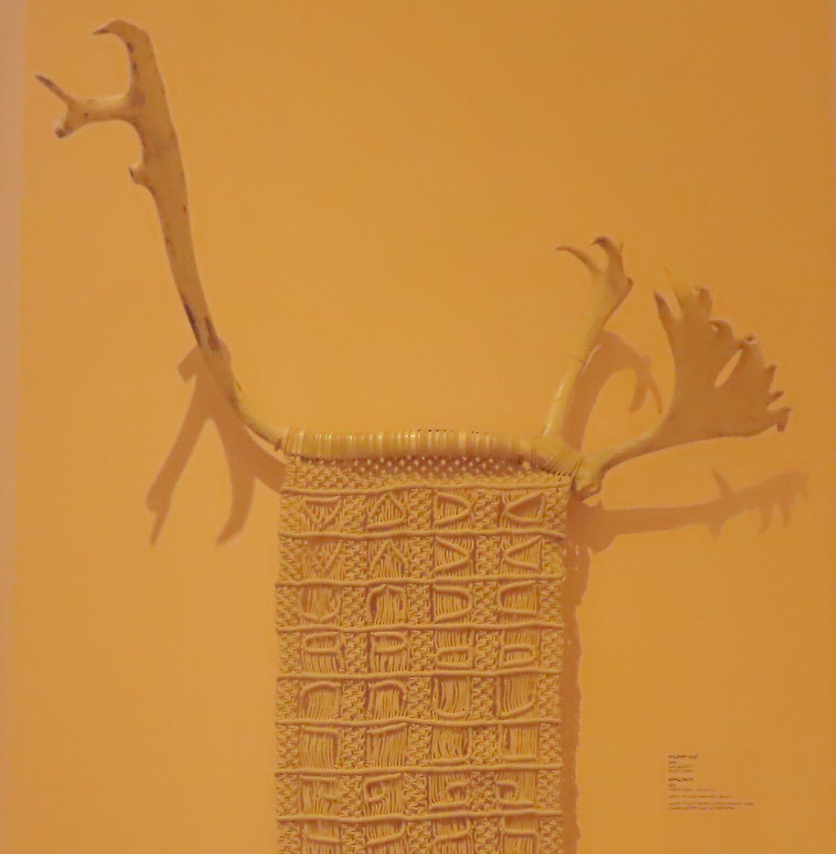 MesQuartiers's tweet image. Félicitation au Musée des beaux-arts de #Montréal pour sa nouvelle présentation d&apos;art Inuit! Un savant mélange d&apos;oeuvres traditionnelles et contemporaines alliant des matériaux comme l&apos;andouiller de caribou, la stéatite et la vertèbre de baleine:
@mbamtl