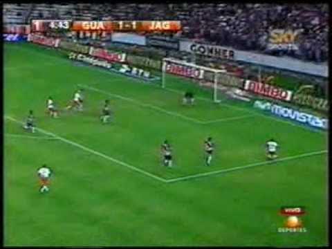 MXSudamerica's tweet photo. ¡Un día como hoy hace 17 años se jugaba la última jornada del Apertura 2007 y tuvimos un partido completamente loco!

@Chivas derrotó 5-4 a Jaguares de Chiapas en un partido que tuvo 7 goles en la primera parte

Partidazo de @RamonMorales11 y el Bofo le anotó al club de sus amores

En este hilo repasaremos cada uno de los goles 🧵