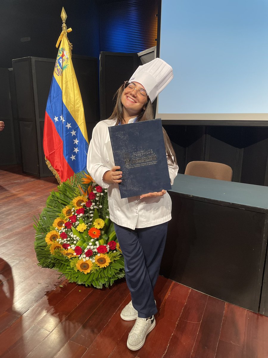 Angela_DS15's tweet photo. Oficialmente graduada y con título de chefcita
🤩🤍 https://t.co/dSHHZdAzzy