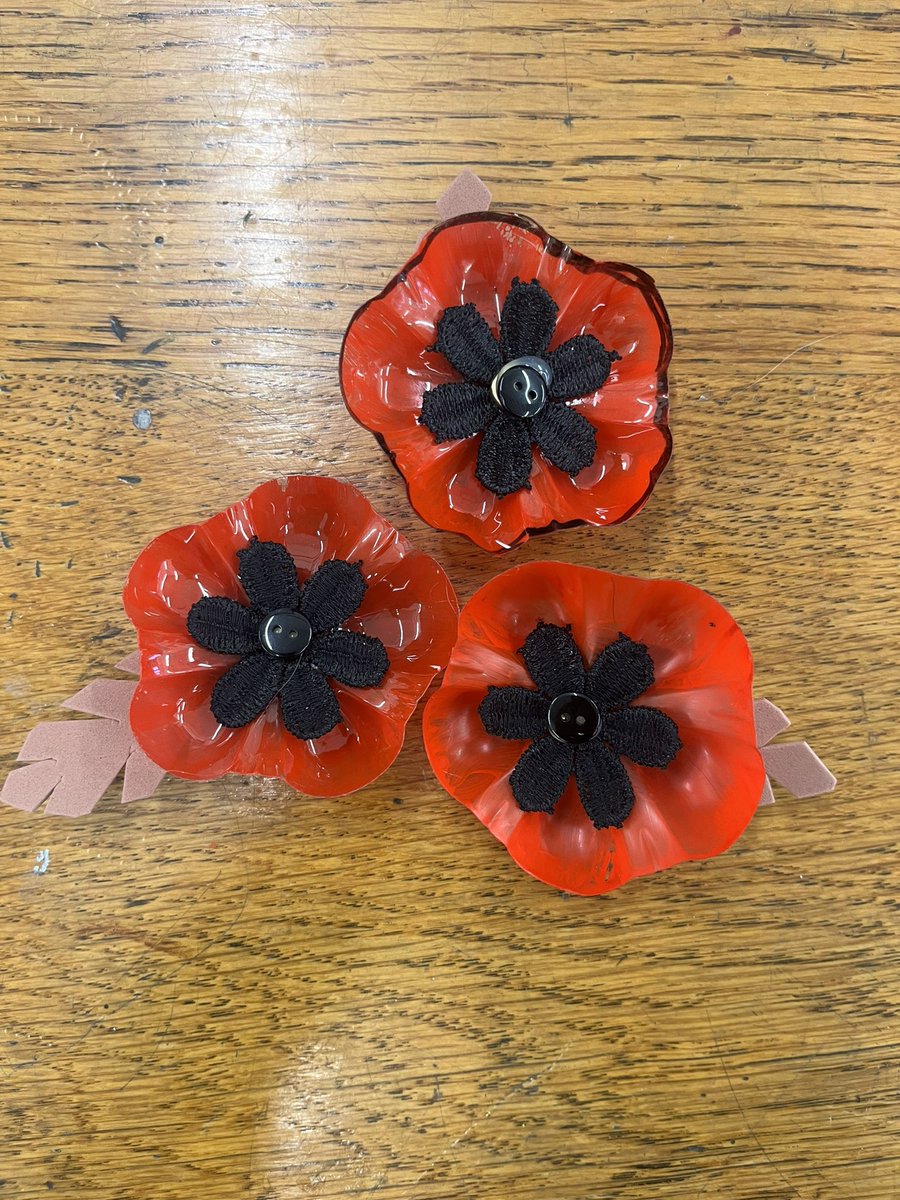 EccoArtPhotoDep's tweet photo. Art Club have been making Poppies. #welldone #RemembranceSunday @OfficialEcco https://t.co/6avmZ0c29l