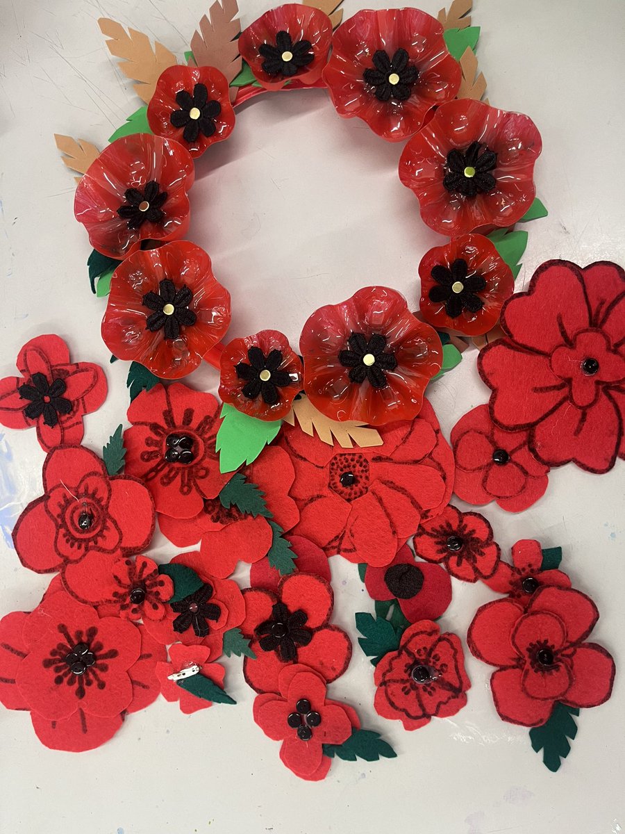 EccoArtPhotoDep's tweet photo. Art Club have been making Poppies. #welldone #RemembranceSunday @OfficialEcco https://t.co/6avmZ0c29l