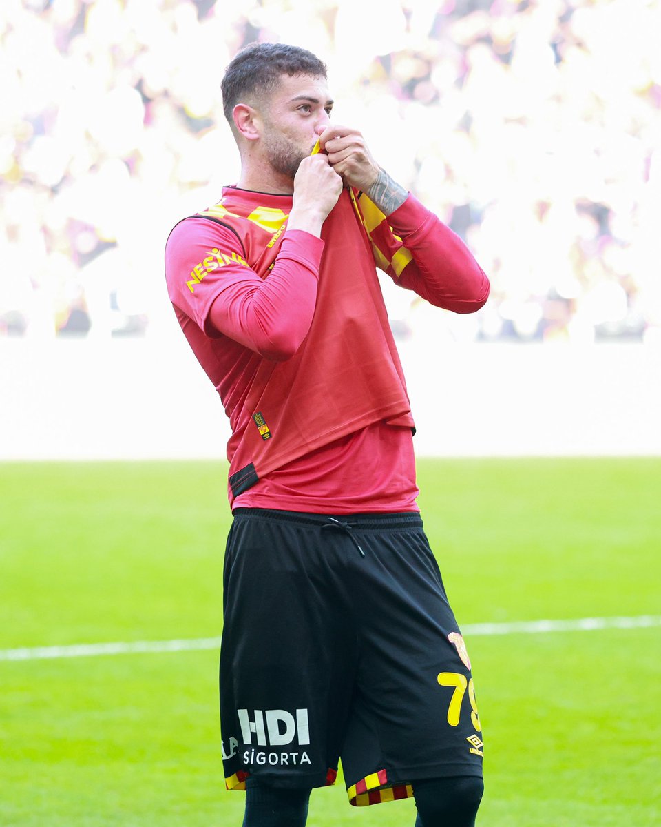Romulin35's tweet photo. @Goztepe ❤️💛 https://t.co/BGYNCgB7qn