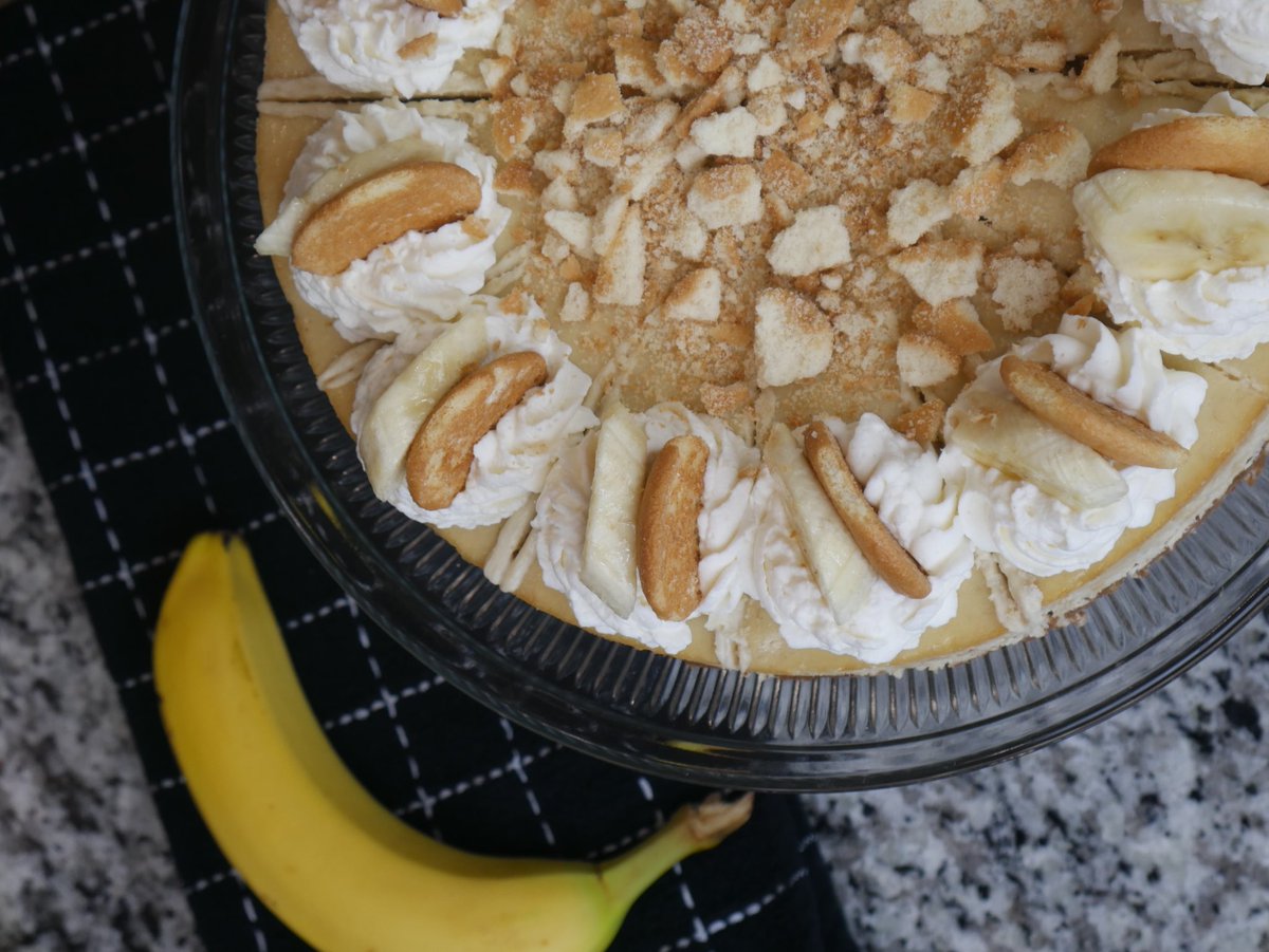 RAPLHEAL's tweet photo. Cheesecakes may come in many varieties and flavors BUT.. this one right here! 😮‍💨🤌🏽 My ‘Bourbon Banana Pudding Cheesecake’ recipe will be kicking off a short Thanksgiving series for the next 3 weeks, starting..TOMORROW❗️.. Who’s ready to lick the screen? 👅 https://t.co/Lna28ltTHq