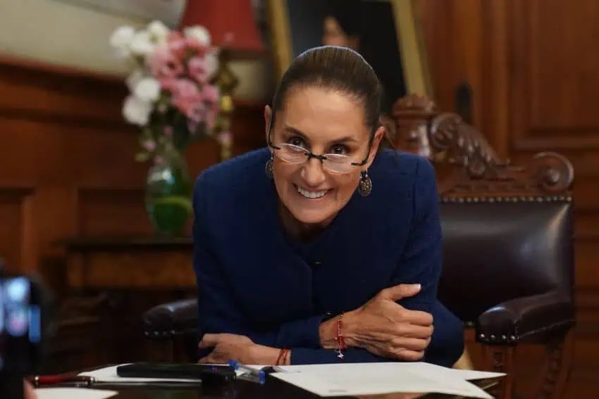 ar2_mx's tweet photo. :#Ar2Politics🦎📰:
Lo que dirá mañana la Presirvienta sobre la MASACRE en el bar “Los Cantaritos” de Querétaro…

• Ya estamos atendiendo las causas
• Pelea entre bandas
• Ya lo esta investigando la fiscalía
• Es culpa de Calderón

¿Qué otra excusa se te ocurre? https://t.co/6fDo1iRosV