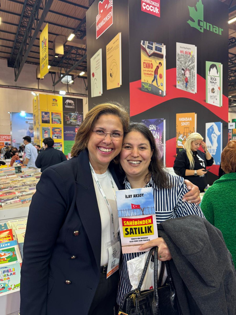 82snpGlcan's tweet photo. Tüyap kitap fuarında, benim için kardeş kadar kıymetli Türkiye'nin en vatansever ve çalışkan kadınlarından @ilay_aksoy'un @krmzkedikitap'ta 
Sahibinden Satılık 
kitabının
imza günü vardı. Türkiye için kaygılanan her Türk'ün kendisinin ve sevdiklerinin mutlaka okuması, okutması gerek.
Ve yine Türk kültürü ve sanatı alanının en değerli isimlerinden kıymetli Prof. Dr. Yaşar Çoruhlu Hoca'nın @otukennesriyat'tan yayımlanan
Bir Türk İkonu Böri  ve
Türk Mitolojisinin Ana Hatları kitaplarını da imzalatma şansım oldu.