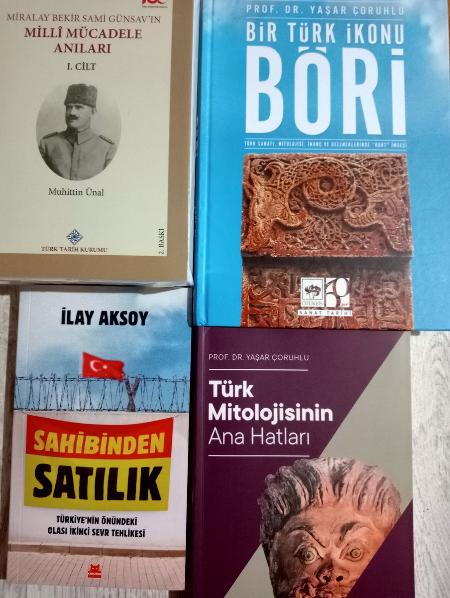 82snpGlcan's tweet photo. Tüyap kitap fuarında, benim için kardeş kadar kıymetli Türkiye'nin en vatansever ve çalışkan kadınlarından @ilay_aksoy'un @krmzkedikitap'ta 
Sahibinden Satılık 
kitabının
imza günü vardı. Türkiye için kaygılanan her Türk'ün kendisinin ve sevdiklerinin mutlaka okuması, okutması gerek.
Ve yine Türk kültürü ve sanatı alanının en değerli isimlerinden kıymetli Prof. Dr. Yaşar Çoruhlu Hoca'nın @otukennesriyat'tan yayımlanan
Bir Türk İkonu Böri  ve
Türk Mitolojisinin Ana Hatları kitaplarını da imzalatma şansım oldu.