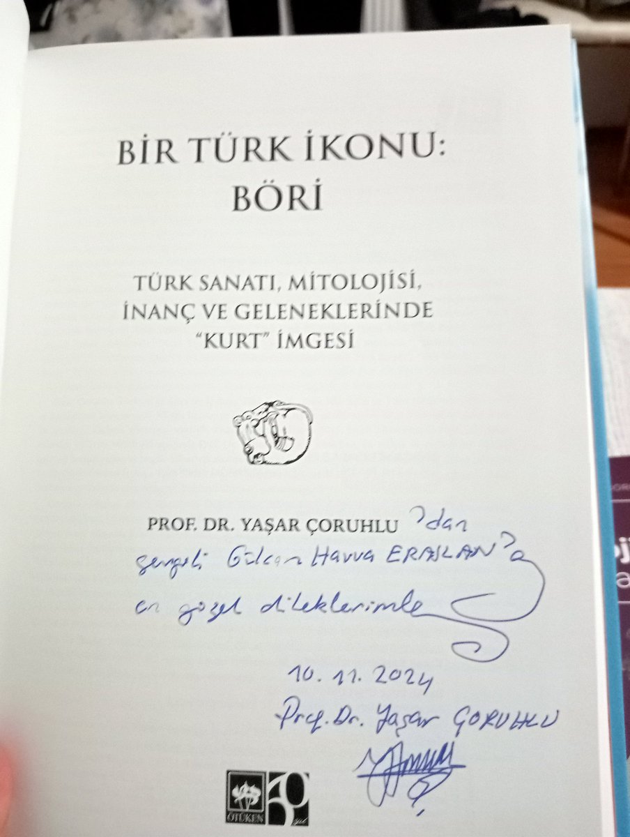 82snpGlcan's tweet photo. Tüyap kitap fuarında, benim için kardeş kadar kıymetli Türkiye'nin en vatansever ve çalışkan kadınlarından @ilay_aksoy'un @krmzkedikitap'ta 
Sahibinden Satılık 
kitabının
imza günü vardı. Türkiye için kaygılanan her Türk'ün kendisinin ve sevdiklerinin mutlaka okuması, okutması gerek.
Ve yine Türk kültürü ve sanatı alanının en değerli isimlerinden kıymetli Prof. Dr. Yaşar Çoruhlu Hoca'nın @otukennesriyat'tan yayımlanan
Bir Türk İkonu Böri  ve
Türk Mitolojisinin Ana Hatları kitaplarını da imzalatma şansım oldu.