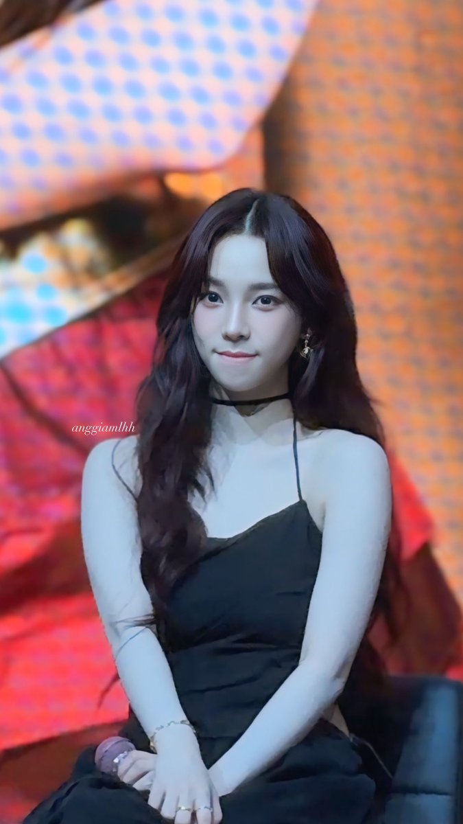 anggiamlhh's tweet photo. Setelah cek fancam lagi, ada yang ngelirikπ«΅π»
JANGAN TANYA KONDISI GUE SAAT INIπ₯Ήππ«Άπ»π€
Her eyes bruhhπ§π»ββοΈββ‘οΈπ§π»ββοΈββ‘οΈ
#AESPA #μμ€ν
#KARINA #카리λ
#aeSynkWithMYne #RichocoLand #aespaOnRichocoLand https://t.co/0EDbSH6jwK
