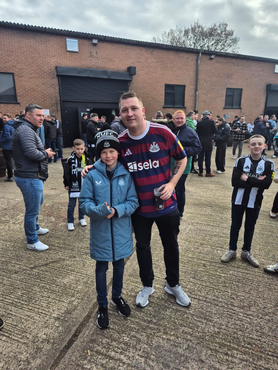 AmyDover12's tweet photo. @Dobey180 @NUFC Thanks for taking your time to get a picture with my son today. He was over the moon as your one of his favourites! Massive 3 points on the road too 👏 https://t.co/LLKyS6pc9y