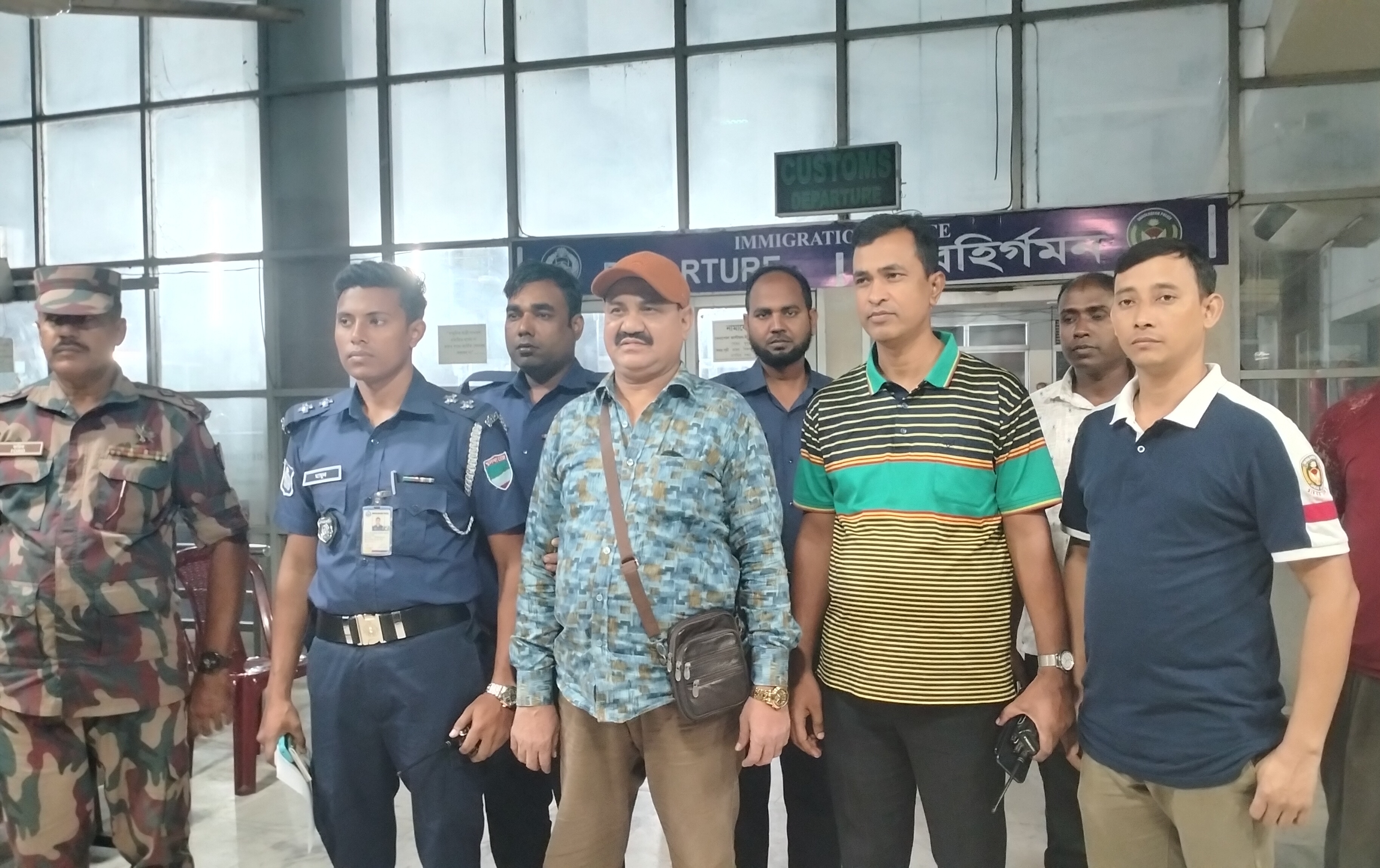 ভারতে পালিয়ে যাওয়ার সময় কলারোয়া পৌরসভার কাউন্সিলর এবং ওয়ার্ড আওয়ামীলীগের সভাপতি বেনাপোলে আটক।