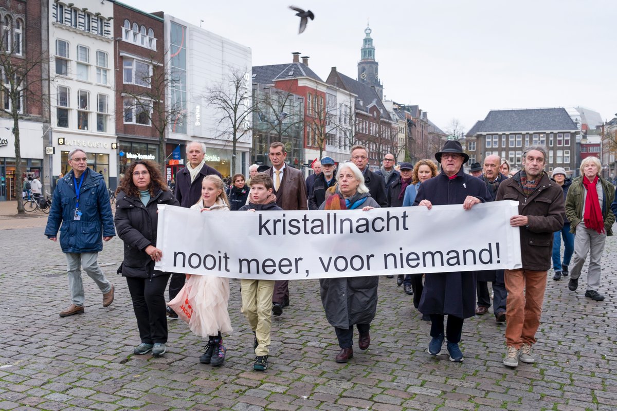 D_Janowitz's tweet photo. Stille tocht in Groningen bij de herdenking van de Kristallnacht. #Kristallnacht #Reichskristallnacht #Vismarkt https://t.co/eNTrIhJ5Je