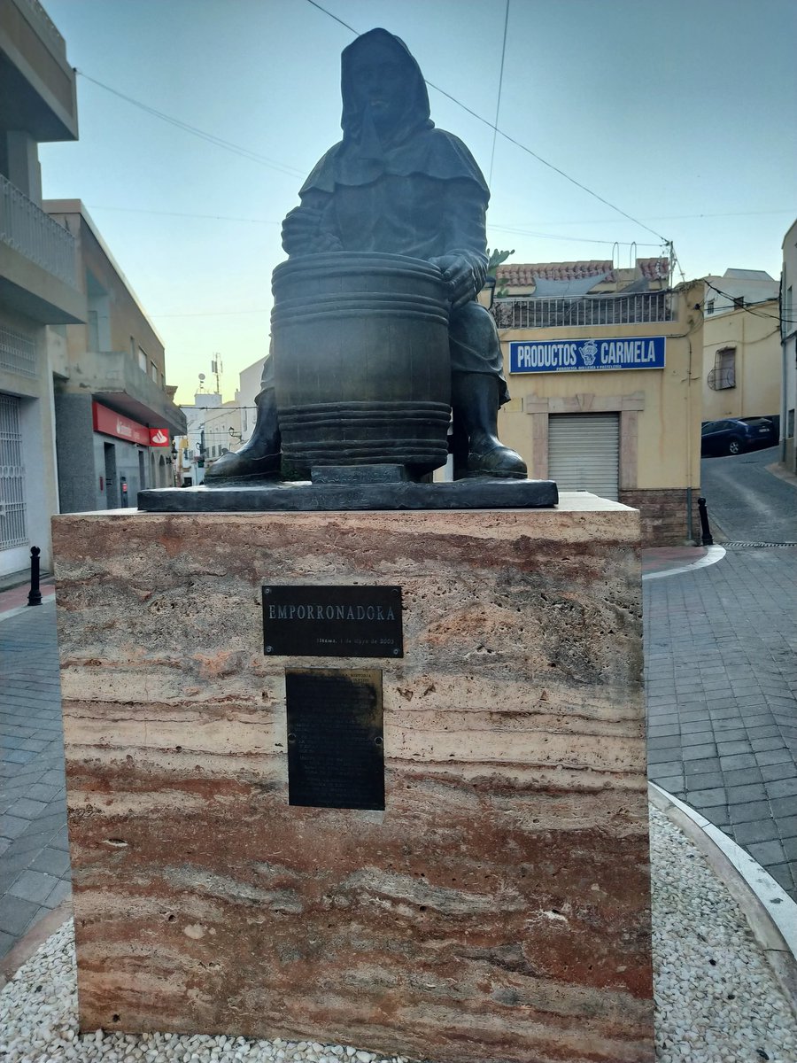 Alhama de Almería - Estatua a la Emporronadora  homenajeando a la mujer que con sus manos hacían de las uvas vino.