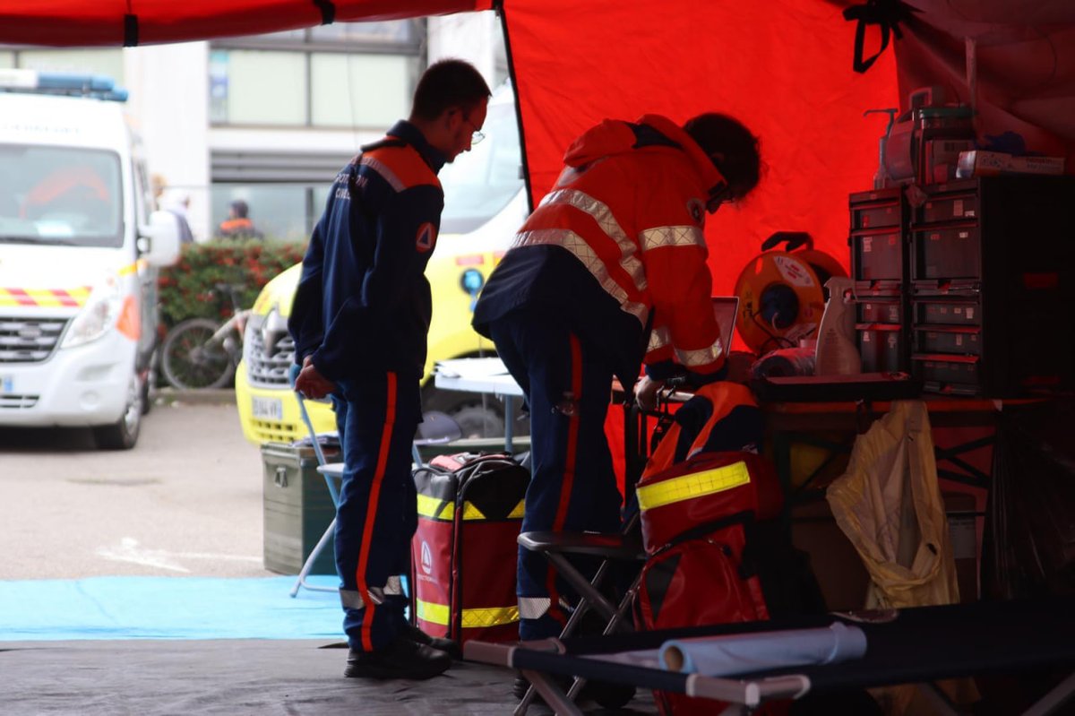 SecCivileFrance's tweet photo. ⛵️ Top départ pour la 10e édition du @VendeeGlobe !

👨‍🚒 Plus de 200 sapeurs-pompiers du @SDIS85 et des renforts zonaux, près de 100 bénévoles des associations de Sécurité civile ainsi que le #Dragon 17 pré-positionné aux Sables-d'Olonne étaient mobilisés pour assurer les secours !

🤝 Sur terre, en mer et dans les airs, la Sécurité civile est engagée avec le @PrefetVendee pour assurer la sécurité des 350 000 visiteurs venus spécialement observer le départ des skippers !

🫡 Nous sommes pleinement mobilisés à vos côtés et nous souhaitons "bon vent" à tous les participants de cette course hors-norme !