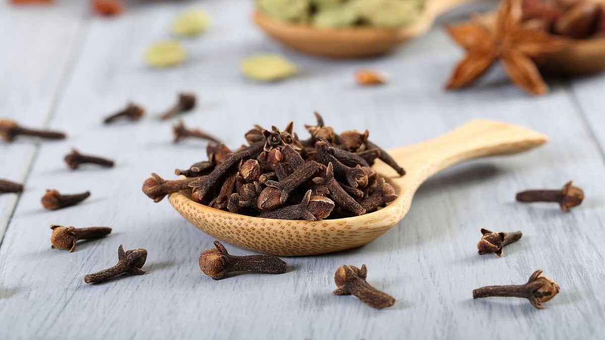 Prince_Fynnd's tweet photo. Men,

Waking up without morning wood is a sign of Erectile Dysfunction. Here is the solution;

Boil three tablespoons of cloves in water for 15 mins. After sieve and drink a teacup of the extract once daily for three days. 

Your morning wood will be restored.

Repost for others to win✊