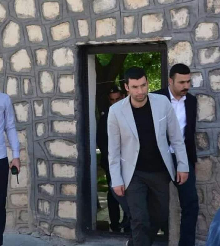 _AhmetBaz's tweet photo. “Yeryüzünde yalnız iyilikler kalır, bundan ötesi unutulur gider. Senin iyiliklerin de yaşıyor işte. Oysa sen gideli…bunca yıl geçti.”

Meslek büyüğümüz, Şehit Kaymakamımız Muhammet Fatih SAFİTÜRK abimizi şehadet yıl dönümünde saygı ve rahmetle anıyorum. 

Bir öldük, bin dirildik https://t.co/S6i1PLhSo4