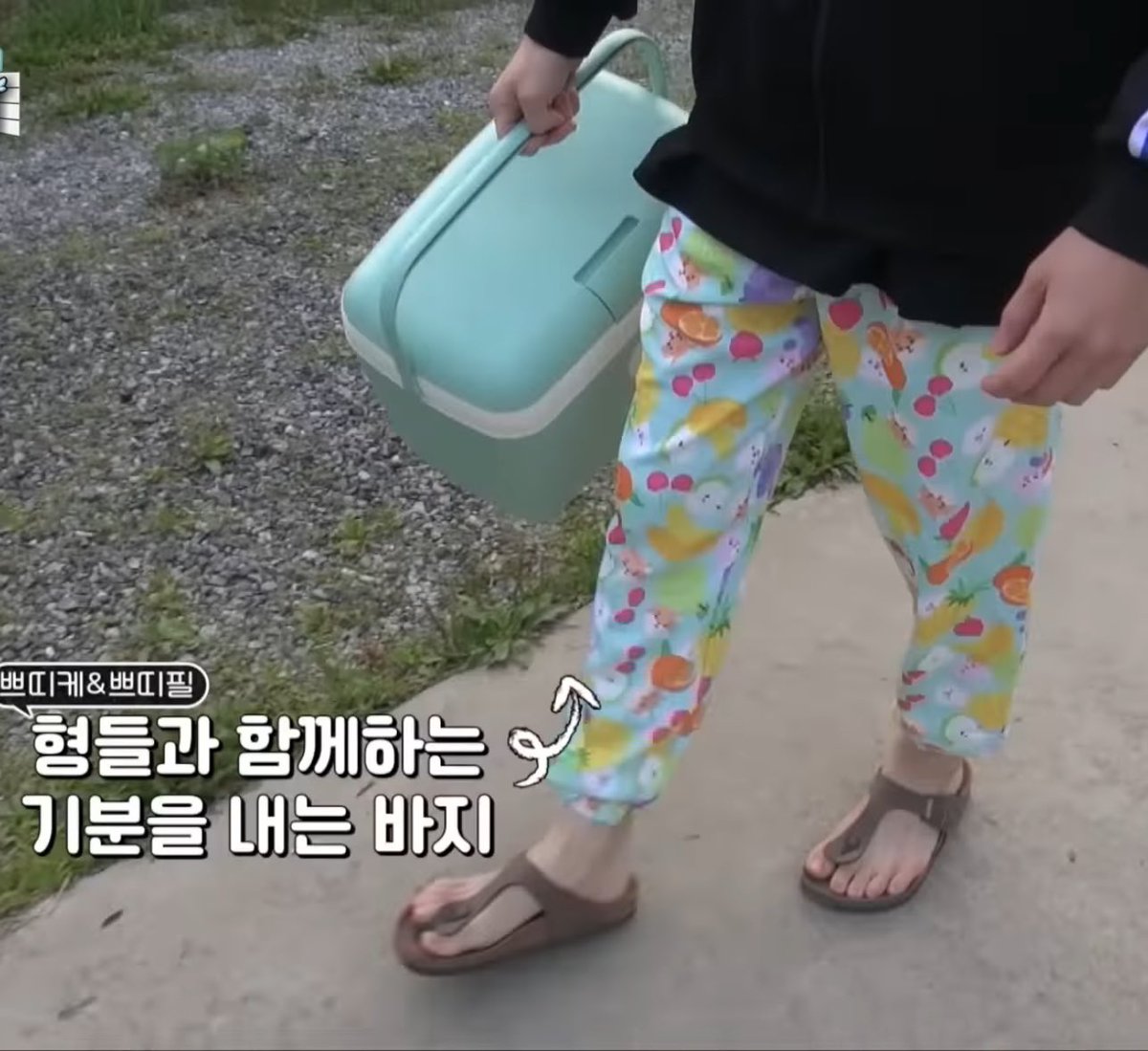 근데 생각해보면 도운이는 항상 그래왓음 ……..
쁘띠멀즈 굿즈 잠옷입고 장보고 낚시하고 회도 먹고 온 아이에요 

그리고 그게 내가 도운이를 좋아하는 이유 ……. 이고 아무래도