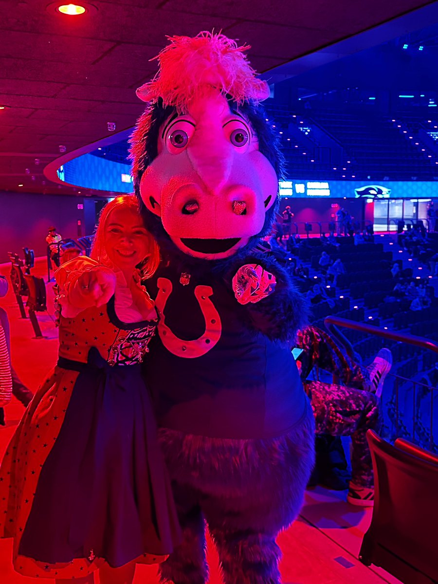 OMG In der Halbzeit einfach Blue getroffen (aber keine Torte mich! ) 
<a href="/Colts/">Indianapolis Colts</a> made my game day so far 
💙💙💙 only auf der Watch Party  von <a href="/RTL_Sport/">RTL Sport</a>  #rtlnfl #NFLMunichGame