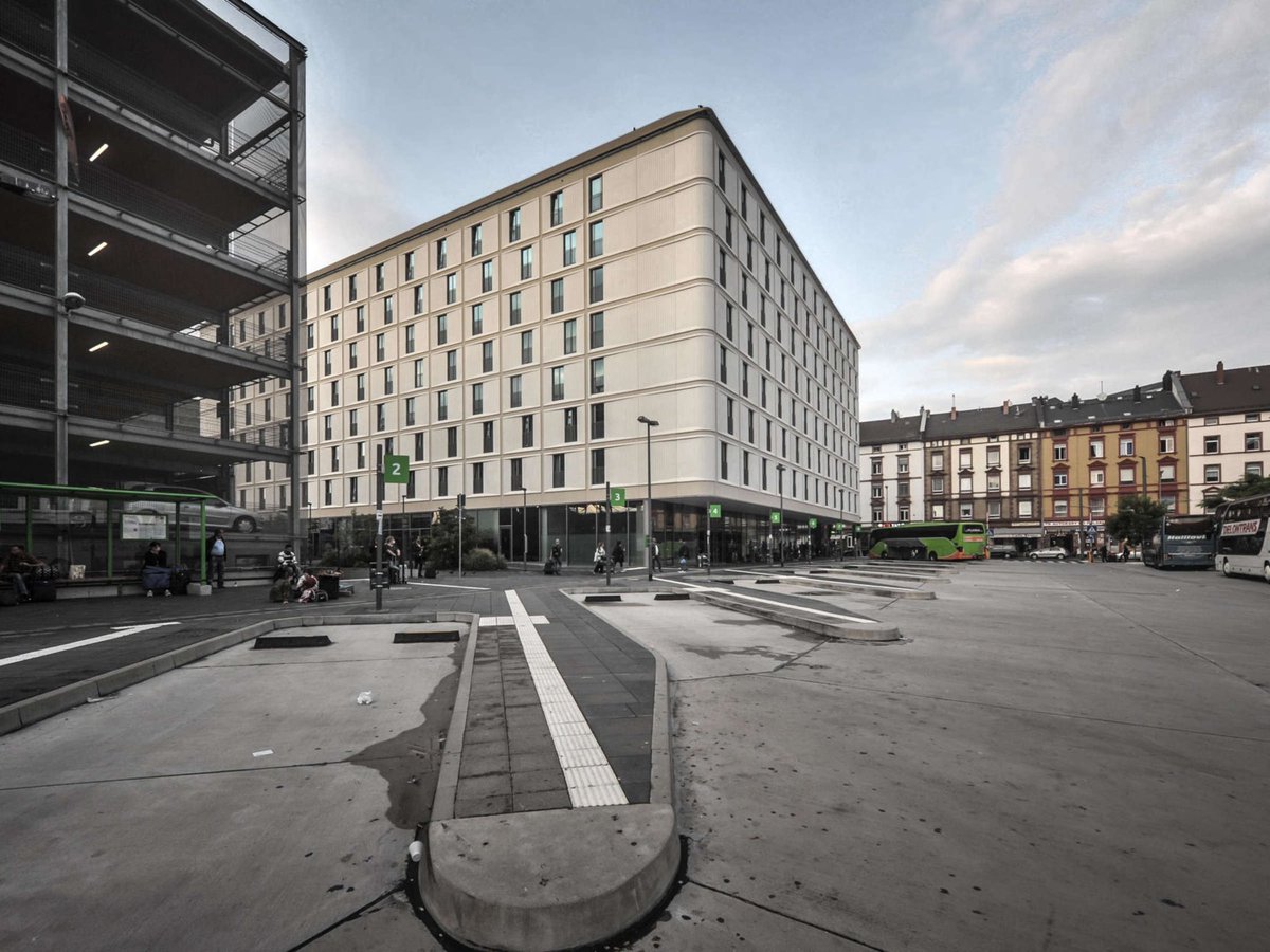 E L H O T Z O tweet media