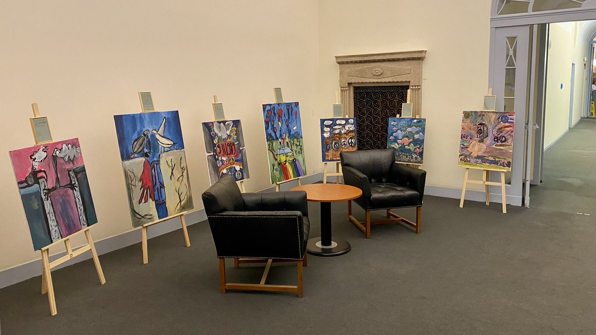 Jens Schöne (@schoene_jens) on Twitter photo #Mauerfall. Für mich das Eindrücklichste am 35. Jubiläum: die Ausstellung „Wendekunst“. Drittklässler malen die Vergangenheit und schreiben ihre Gedanken dazu auf. Bewegend. Noch bis 14.11. in der Evangelischen Militärseelsorge, Jebensstr., #Berlin.
<a href="/BAB_Berlin/">Aufarbeitung der SED-Diktatur in Berlin</a> <a href="/Stift_und_Bogen/">Nicolas Basse 🖊️🏹 (Account nicht mehr aktiv)</a> #Mauerfall. Für mich das Eindrücklichste am 35. Jubiläum: die Ausstellung „Wendekunst“. Drittklässler malen die Vergangenheit und schreiben ihre Gedanken dazu auf. Bewegend. Noch bis 14.11. in der Evangelischen Militärseelsorge, Jebensstr., #Berlin.
<a href="/BAB_Berlin/">Aufarbeitung der SED-Diktatur in Berlin</a> <a href="/Stift_und_Bogen/">Nicolas Basse 🖊️🏹 (Account nicht mehr aktiv)</a>
