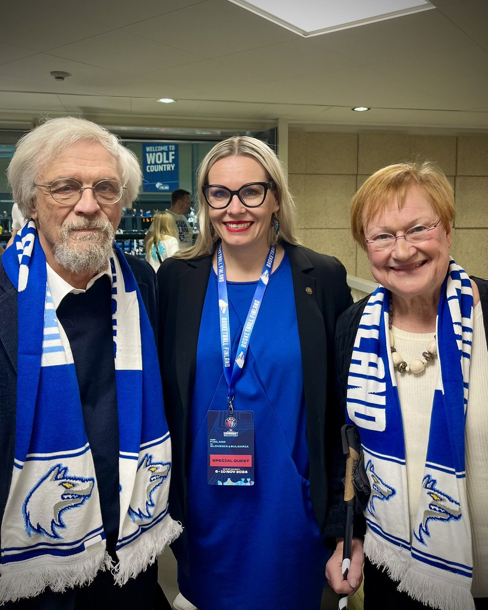 Presidentti Tarja Halonen ja Pentti Arajärvi ovat seuraamassa Susiladies-peliä Koripalloliiton Kati Packalénin kanssa. 
- On se vauhdikasta peliä! Todella hurja meno, presidentti hämmästeli puoliajalla.

#susiladies