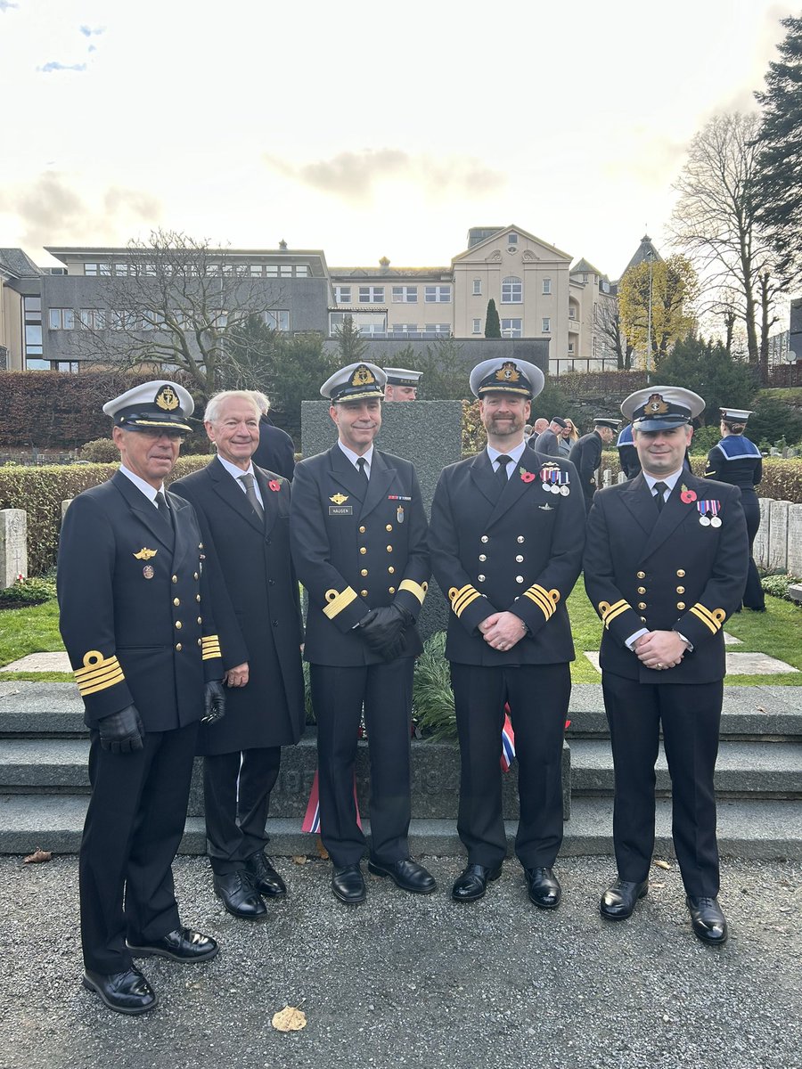HMSPortland's tweet photo. A party also went ashore with the Commanding Officer to a service at the Møllendal Cemetery where a wreath was laid as our respects were paid ⚓️ #RoyalNavy https://t.co/T2eqWnSZTQ