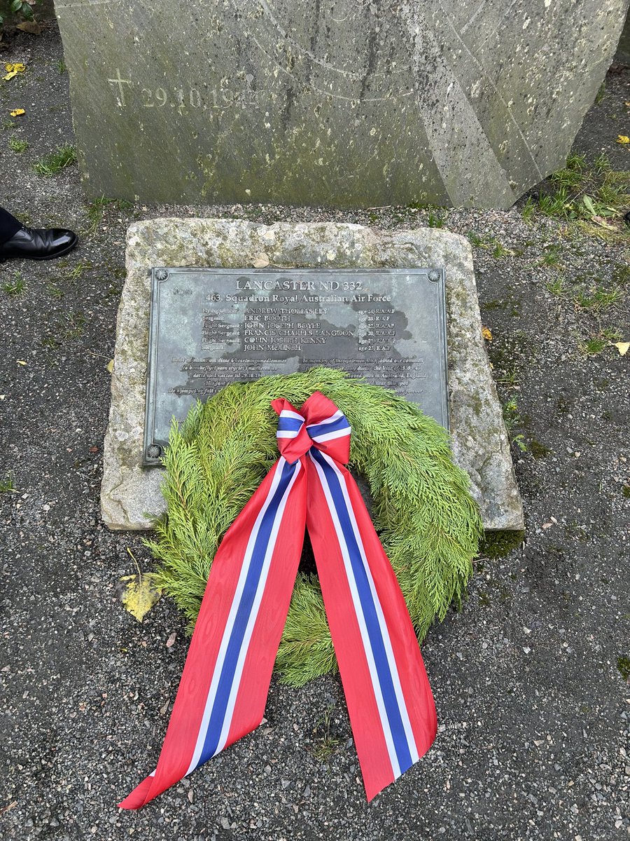 HMSPortland's tweet photo. A party also went ashore with the Commanding Officer to a service at the Møllendal Cemetery where a wreath was laid as our respects were paid ⚓️ #RoyalNavy https://t.co/T2eqWnSZTQ