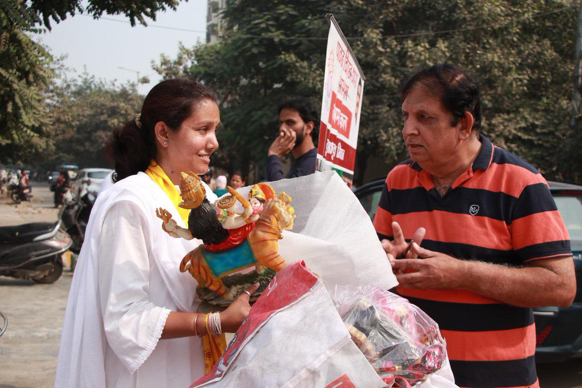 yamglobal1's tweet image. पावन चिंतन धारा आश्रम के युवा प्रकल्प युवा अभ्युदय मिशन के नौजवान साधको द्वारा राजनगर एक्सटेंशन,आशियाना चौक स्थित शिव मंदिर के मुख्य द्वार पर ”प्रतिमा सम्मान मिशन” के तहत एक मुहीम चलाई गई जिसमें राजनगर एक्सटेंशन के निवासियों ने बढ़चढ़कर भाग लिया।  #Dharma #SanatanaDharma #youth