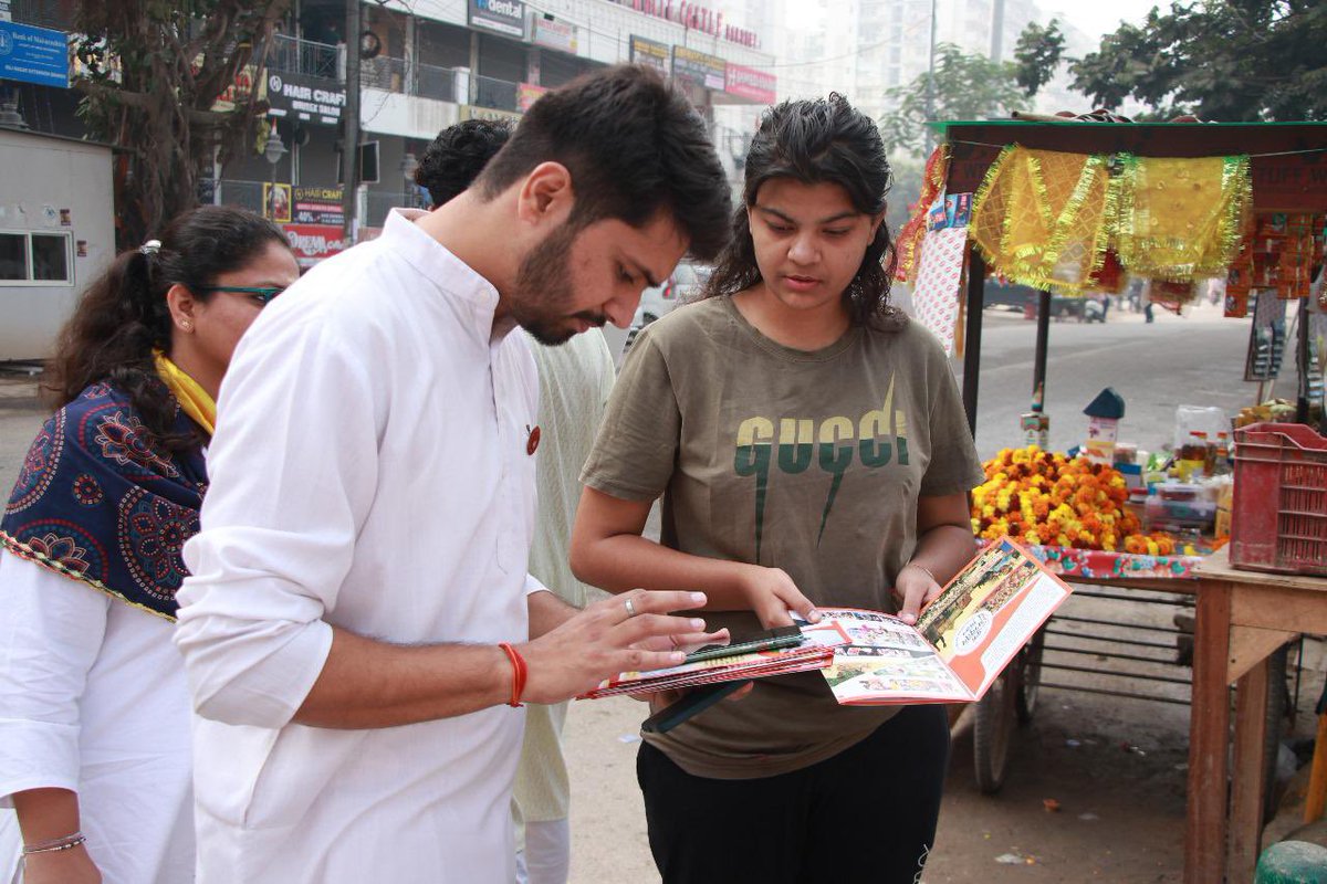 yamglobal1's tweet image. पावन चिंतन धारा आश्रम के युवा प्रकल्प युवा अभ्युदय मिशन के नौजवान साधको द्वारा राजनगर एक्सटेंशन,आशियाना चौक स्थित शिव मंदिर के मुख्य द्वार पर ”प्रतिमा सम्मान मिशन” के तहत एक मुहीम चलाई गई जिसमें राजनगर एक्सटेंशन के निवासियों ने बढ़चढ़कर भाग लिया।  #Dharma #SanatanaDharma #youth