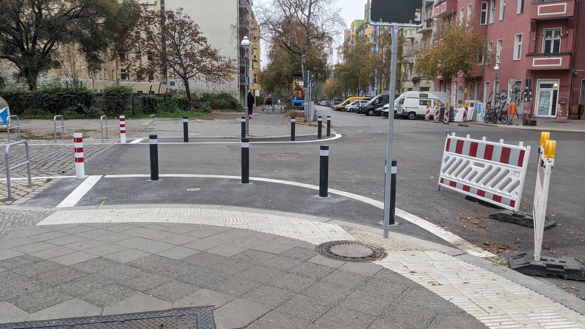 chr2stoph's tweet photo. Poller-Revolution im Bezirk Mitte. Statt knalligem Rot-Weiß endlich in dezenterem Anthrazit mit Reflektor. Jedenfalls bei Pollern hinter einem Breitstrich. https://t.co/c3WRh3IRON