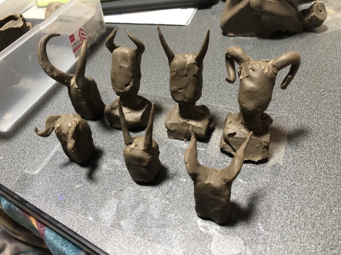 明日知人に試着頼めそうなので急遽角を作ってる

これは雛形と気付いた事
モデリングする前に粘土で一度作ってみるのはアリ 