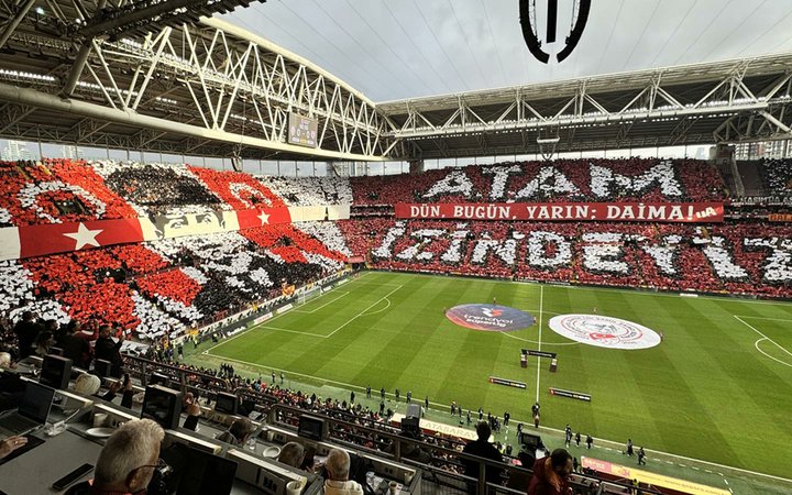 osmantopal3453's tweet photo. Selamün Aleyküm 🇹🇷🤘☝️🇹🇷
#iyiakşamlar arkadaşlar,
#Galatasaray taraftarları, #Samsunspor maçı öncesinde bugün ölüm yıl dönümü olan #Mustafa_Kemal_Atatürk için muhteşem bir koreografi gerçekleştirdi.
Muhteşem maça muhteşem koreografi.
#GSvSMS 3-2
Bu gece çok mutlu olasım var... https://t.co/CXOBBtZAkZ