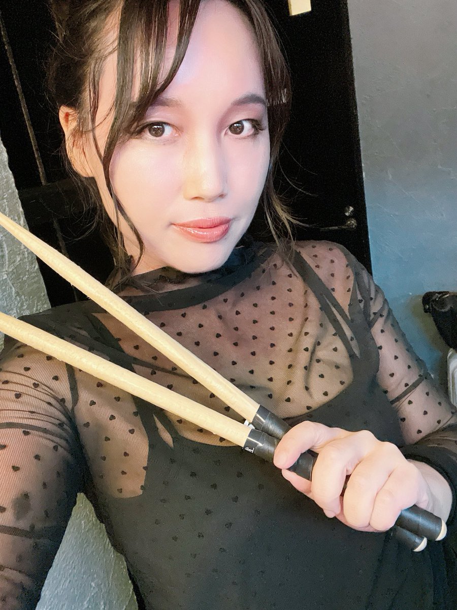 tohko_ds's tweet photo. DRUMSPOTありがとうございました🥁
記念すべき50回目、大盛況のなか素晴らしいドラマーの皆様と競演できていい一日になりました。みんな各々の個性が光っていて、沢山刺激を受けました！
ドラム愛溢れるいいイベントだなぁ🌠

スネアはBritish DrumのFirebirdをお借りし、サウンドも好評でした✨ https://t.co/TGfikyxCU8