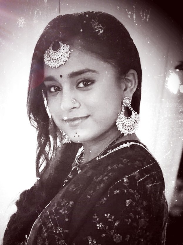 Excruciating19's tweet photo. Birthday countdown started for this pretty girl.. This pic is so close to me.. I love love her as imlie, so natural n breathtakingly beautiful with such old school charm, so pretty with soft features ❤️#SumbulTouqeerKhan https://t.co/0HgAjizGsW