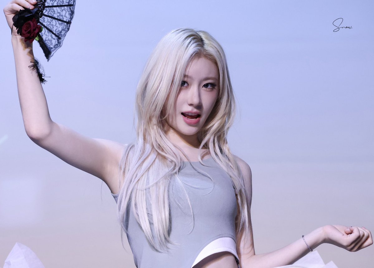 dailychaer's tweet image. chaeryeong knows she's hot