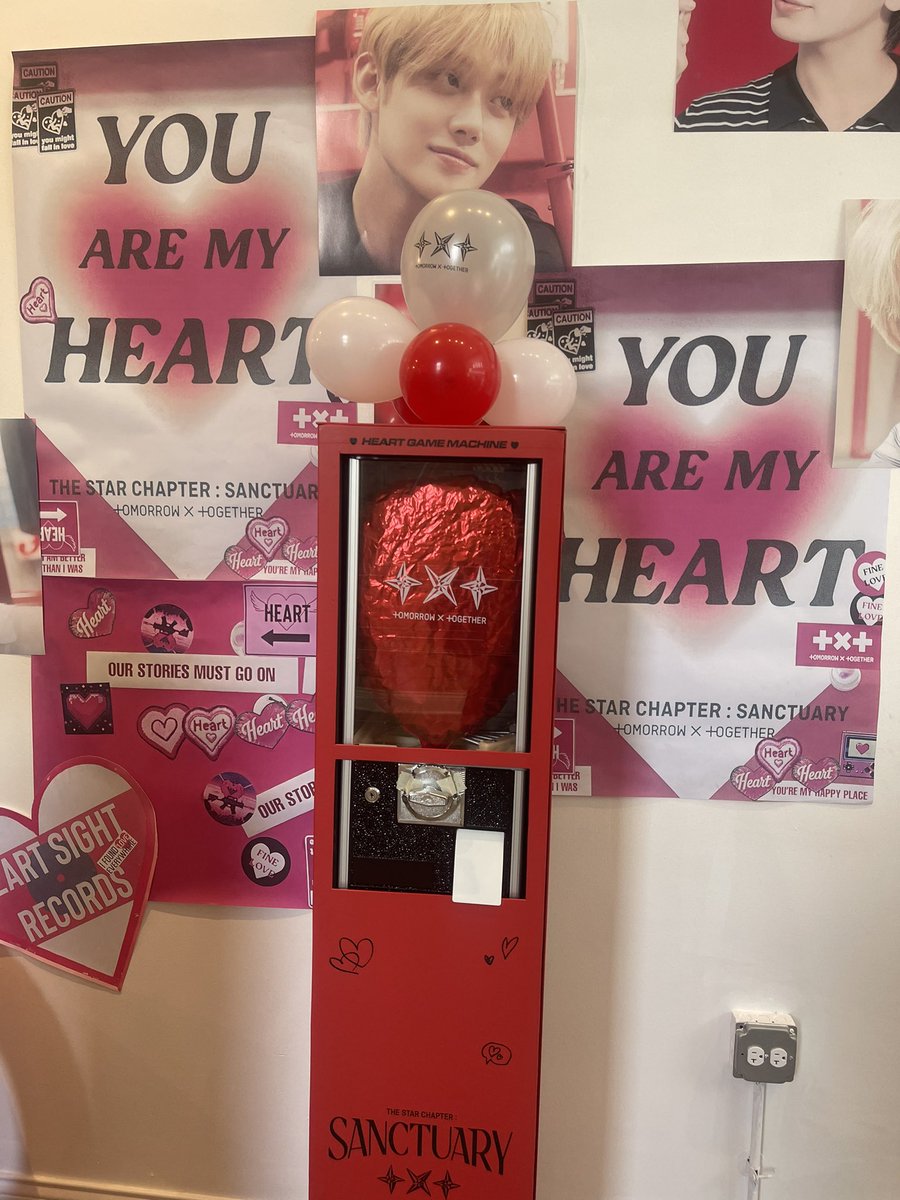 TAE0UTRO's tweet photo. One of the cutest pop-up events I been to !! 
@hello82official @hello82CHICAGO #TOMORROW_X_TOGETHER_POPUP #hello82 #hello82CHICAGO #82giveaway https://t.co/rYW6pUBYII
