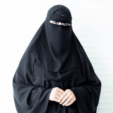 Cultination1's tweet photo. La Suisse a interdit la burqa et n'autorisera plus les femmes musulmanes à se couvrir le visage en public à partir du 1er janvier 2025. https://t.co/zIr3C0UOc4