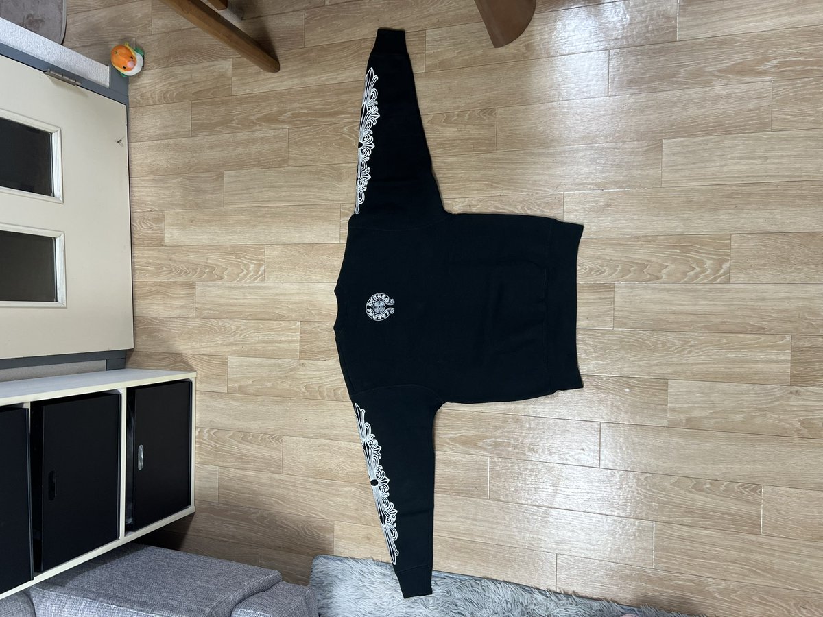 ttt_HAWK's tweet photo. 初期　オールド　USA製　Chrome Hearts ホースシュー　スウェット　売ります

20年近く前にクロムハーツ青山にて購入しております。

メルカリなど通すことも可能です。

肩幅···50cm
身幅···51cm
袖丈···58cm
着丈···66cm

クロムハーツ　スウェット　売ります https://t.co/2KgW5qI3PZ